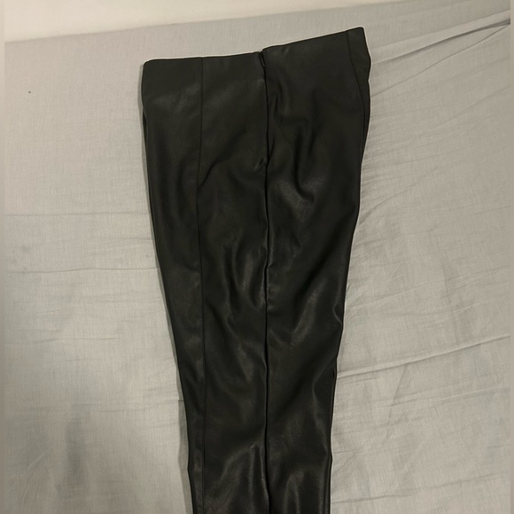 ASOS D E S I G N, faux leather high rise leggings with zipper at the side - Picture 3 of 6